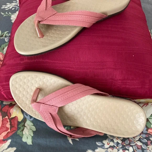 SALE $20 Unbranded dusty pink Sz. 8 1/2, thongs, like new condition $35 - Picture 4 of 4